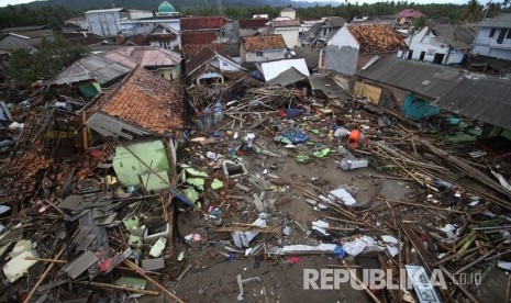 Sejumlah bangunan rata dengan tanah akibat terjangan tsunami di Sumur Pesisir, Pandeglang, Banten, Senin (24/12/2018).