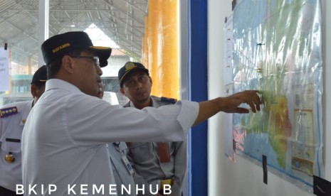 Menhub Budikarya Sumadhi melihat peta lokasi bencana tsunami di Banten. Selanjutnya disiapkan sarana angkutan untuk membawa logistik  guna membantu korban bencana tsunami, Senin (24/12)