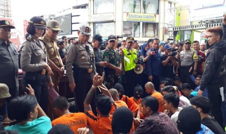 Polres Sukabumi Kota mengamankan puluhan anggota geng motor yang meresahkan masyarakat. Walkot Sukabumi Achmad Fahmi mengimbau warga laporkan tempat kumpul geng motor.