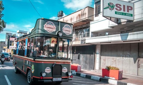 Wali Kota Cimahi, Ajay M Priatna tengah mencoba bus wisata Saba Kota Cimahi (Sakoci) yang diperoleh dari hibah Pemprov Jabar, Selasa (25/12). Bus berkonsep art deco digunakan untuk wisatawan yang hendak mengelilingi Kota Cimahi dan mengetahui heritage militer.