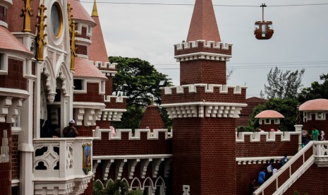 Pengunjung berfoto di area Istana Anak Indonesia di Taman Mini Indonesia Indah, Jakarta, Rabu (25/12/2018).