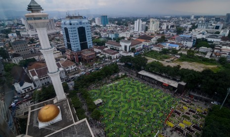 Wisatawan memadati Alun-alun Bandung, Jawa Barat. 