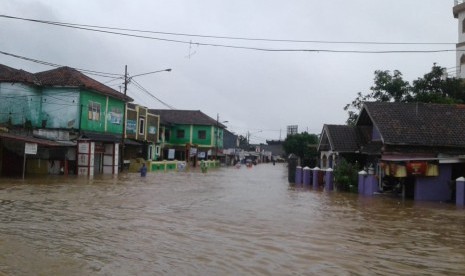 Banjir menerjang Desa Labuan dan Desa Karang Anyar, Kecamatan Labuan, Kabupaten Pandeglang, Banten, Rabu (26/12). 