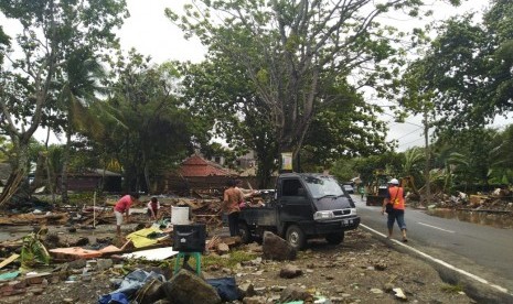 Warga sedang merapikan puing sisa tsunami di Desa Bulakan, Serang, Banten. Rabu (26/12). 