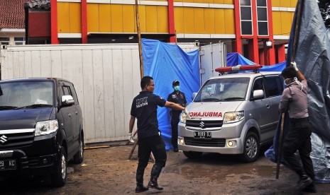 Petugas menurunkan jenazah korban tsunami Selat Sunda di kontainer pendingin jenazah di RSUD Berkah, di Pandeglang, Banten, Rabu (26/12/2018).