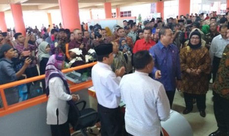 Menteri PAN RB Syafruddin meresmikan Mal Pelayanan Publik di kompleks Pasar Raya Padang, Kamis (27/12). 