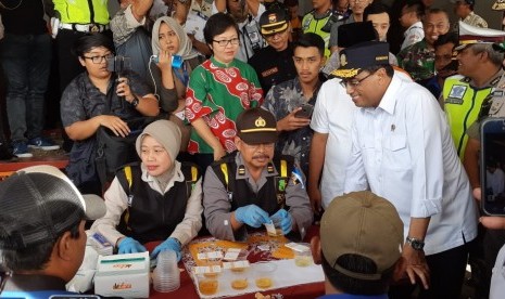 Menteri Perhubungan Budi Karya Sumadi melakukan peninjauan pengecekan kendaraan atau ram check serta tes kesehatan pengemudi di area parkir lokasi wisata Taman Balekambang Tawangmangu, Kabupaten Karanganyar, Jawa Tengah, Kamis (27/12) sore. Dari hasil peninjauan tersebut pengemudi dinyatakan sehat dan kendaraan dinyatakan laik jalan.