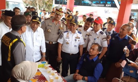 Menteri Perhubungan Budi Karya Sumadi melakukan peninjauan pengecekan kendaraan atau ram check serta tes kesehatan pengemudi di area parkir lokasi wisata Taman Balekambang Tawangmangu, Kabupaten Karanganyar, Jawa Tengah, Kamis (27/12) sore. Dari hasil peninjauan tersebut pengemudi dinyatakan sehat dan kendaraan dinyatakan laik jalan.