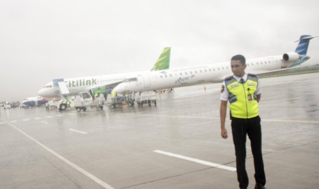 Seorang petugas bandara sedang berjaga di apron bandara El Tari di Kupang, NTT.