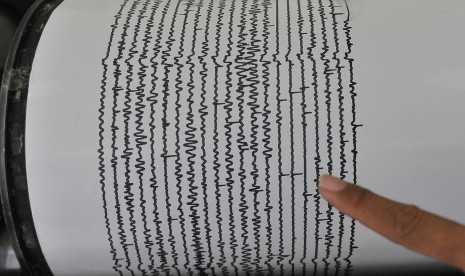 Petugas menunjuk data rekam seismograf pemantau aktifitas letusan Gunung Anak Krakatau (GAK) di Pos Pengamatan GAK Pasauran, Serang, Banten, Kamis (27/12/2018). 