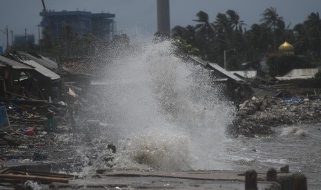 Ombak tinggi menerjang pesisir Kampung Nelayan Teluk, Labuan di Pandeglang, Banten, Jumat (28/12/2018).