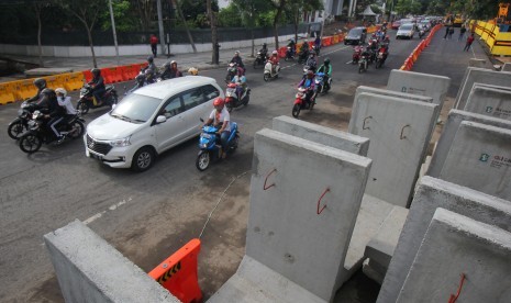 Warga berkendara di bekas lokasi jalan ambles di Jalan Raya Gubeng, Surabaya, Jawa Timur, Jumat (28/12/2018). 