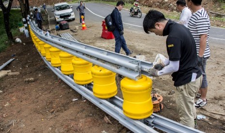 Pekerja menyelesaikan pembangunan Roller Barrier atau pembatas jalan bersilender putar di jalur letter S Cikidang-Palabuhanratu, Cikidang, Kabupaten Sukabumi, Jawa Barat, beberapa waktu lalu. Meski anggaran tersendat, Dishub Jawa Barat tetap menggarap peningkatan fasilitas lalu lintas jalan provinsi.