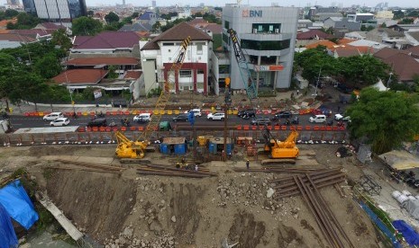 [Dokumentasi] Foto aerial proses pemasangan turap besi (steel sheet pile) di sisi barat di bekas lokasi jalan ambles di Jalan Raya Gubeng, Surabaya, Jawa Timur, Jumat (28/12/2018). (Antara/Didik Suhartono)