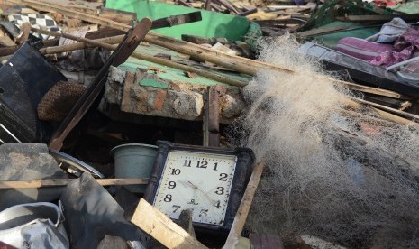 Sebuah jam yang menunjukkan waktu kejadian tsunami berada di tengah puing reruntuhan bangunan di Desa Kunjir Lampung Selatan, Lampung, Jumat (29/12/2018).