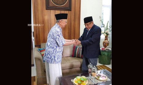 Ketua PB NU KH Said Agil Siradj bersilaturahmi dengan pimpinan Pondok Pesantren Tebuireng Jombang, Jawa Timur, KH Sholahuddin Wahid. Silaturahmi berlangsung di Pondok Pesantren Tebu Ireng, Sabtu (29/12).