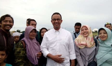 Gubernur DKI Jakarta Anies Baswedan saat meninjau kebersihan di Lapangan Monas, Jakarta Pusat, Selasa (1/1). 