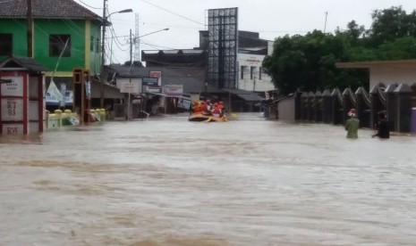 Banjir menggenangi sejumlah titik di Kecamatan Labuan Kabupaten Pandeglang, Selasa (1/1/19). Sebagian warga kembali mengungsi.