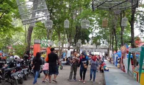 Suasana libur tahun baru di Taman Satwa Taru Jurug (TSTJ) Solo, Selasa (1/1). Tercatat sekitar 25 ribu mengunjung memadati kawasan TSTJ. 