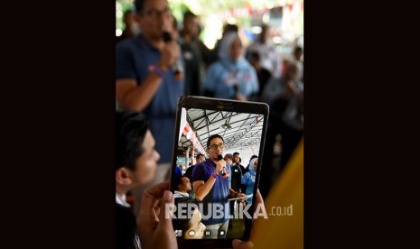 Calon Wakil Presiden nomor urut 02 Sandiaga Salahuddin Uno (kiri) berbincang dengan pelaku Usaha Mikro Kecil dan Menengah (UMKM) dan Pengusaha se-Surabaya ketika menghadiri dialog ekonomi awal tahun di Surabaya, Jawa Timur, Selasa (01/01/2019). 