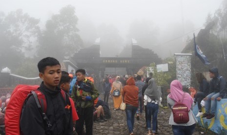 Sejumlah pendaki Gunung Lawu berada di gerbang jalur pendakian Cemorosewu di Magetan, Jawa Timur (ilustrasi)