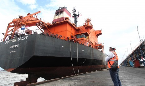 Operator pelabuhan mengawasi sebuah kapal tanker pengangkut minyak sawit yang bersiap sandar perdana di tahun 2019 di Pelabuhan Pelindo I Dumai, Dumai, Riau, Selasa (1/1/2019). 