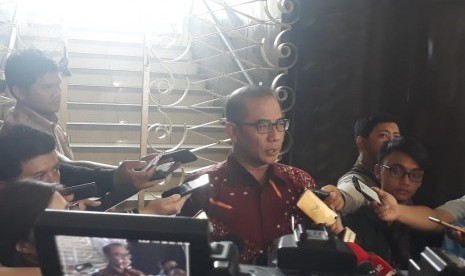 Komisioner KPU Hasyim Asyari menyampaikan keterangan pers terkait kegiatan LPDSK partai politik dan calon presiden-calon wakil presiden di Kantor KPU, Jakarta, Rabu (2/1).