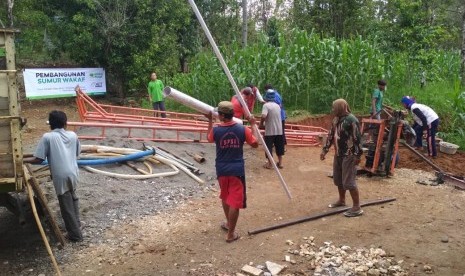 Proses awal pembangunan sumur wakaf oleh Global Wakaf-ACT DIY di  Dusun Bangkan, Desa Jatiayu, Kecamatan Karangmojo, Kabupaten Gunungkidul,  DIY, Rabu (2/1). 