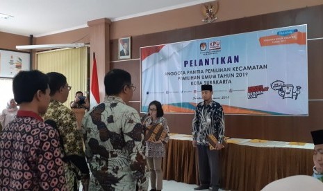 Komisi Pemilihan Umum (KPU) Kota Solo melantik 10 panitia pemilihan kecamatan (PPK) tambahan di kantor KPU Solo, Rabu (2/1). Dengan adanya PPK tambahan tersebut, jumlah PPK di masing-masing kecamatan menjadi lima orang. 