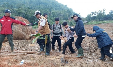 Mensos Agus Gumiwang Kartasasmita mengunjungi lokasi longsor dan memberikan bantuan kepada ahli waris korban longsor di Desa Sirna Resmi Kecamatan Cisplok Kabupaten Sukabumi Kamis (3/1)