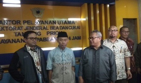 Ketua KPU, Arief Budiman, beserta komisioner KPU mendatangi Kantor Pelayanan Bea Cukai Tanjung Priok untuk mengecek temuan tujuh kontaioner berisi surat suara yang diduga sudah tercoblos, Rabu (2/1) malam. Selain KPU, Bawaslu juga ikut melakukan pencekan. 