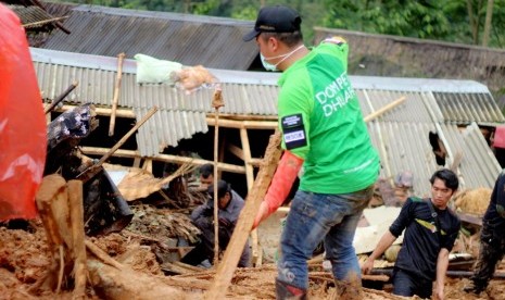 Tim Dompet Dhuafa Disaster Management Center (DMC) berada di lokasi bencana tanah longsor di di Kampung Garehong, Dusun Cimapag, Desa Sirnaresmi, Cisolok, Sukabumi, Jawa Barat, untuk ikut mengevakuasi para korban.