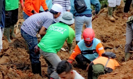 Tim Dompet Dhuafa Disaster Management Center (DMC) berada di lokasi bencana tanah longsor di di Kampung Garehong, Dusun Cimapag, Desa Sirnaresmi, Cisolok, Sukabumi, Jawa Barat, untuk ikut mengevakuasi para korban.