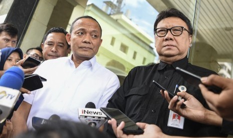 Home Affairs Minister Tjahjo Kumolo (right) visits the National Police Criminal Investigation Unit office to file a report on hoax related to seven containers of cast ballots, on Thursday (Jan 3).