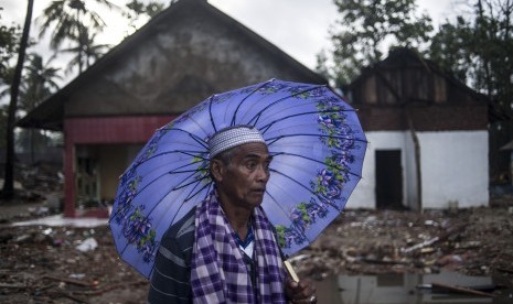 Penyintas tsunami Selat Sunda, Fatarai (63) berada di sisa bangunan rumahnya yang rusak diterjang tsunami di Sumur, Pandeglang, Banten, Kamis (3/1/2019).