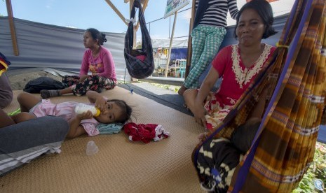 Sejumlah pengungsi beraktivitas di tenda Kamp Pengungsi Terpadu Kelurahan Balaroa, Palu, Sulawesi Tengah, Kamis (3/1/2019).