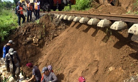 Pekerja bersama petugas PT KAI Daop 1 Jakarta melakukan perbaikan di jalur lintas KA Pangrango Bogor-Sukabumi yang longsor. (Ilustrasi)