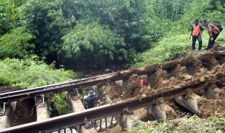 Pekerja bersama petugas PT KAI Daop 1 Jakarta melakukan perbaikan di jalur lintas KA Pangrango Bogor-Sukabumi yang longsor di KM 12+700, Kampung Bantar Panjang RT 02/07, Desa Cibalung, Kecamatan Cijeruk, Kabupaten Bogor, Jawa Barat, Kamis (3/1/2019). 