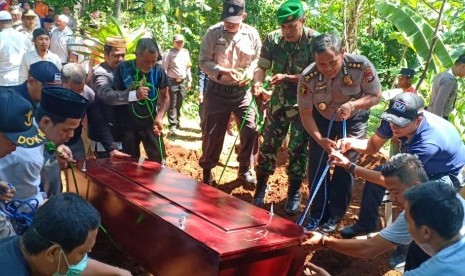 Pemakaman massal korban tsunami Banten yang belum teridentifikasi, Pandeglang, Jumat (4/1). 