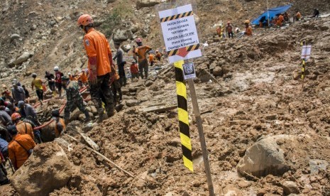 Petugas SAR gabungan bergotong royong mencari korban longsor di area yang diduga terdapat korban di Desa Sirnaresmi, Cisolok, Kabupaten Sukabumi, Jawa Barat, Jumat (04/01/2019).