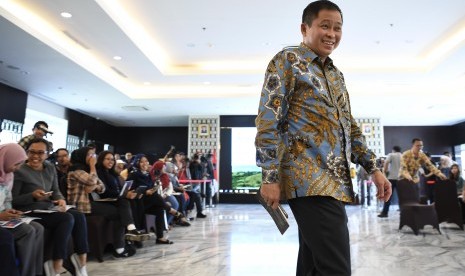 Menteri ESDM Ignasius Jonan bersiap memberikan konferensi pers capaian kinerja Kementerian ESDM di Jakarta, Jumat (4/1/2019).