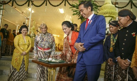 Presiden Joko Widodo (ketiga kanan) didampingi Ibu Negara Iriana Joko Widodo (ketiga kiri) menghadiri pernikahan Dhaup Ageng Puro Pakualaman di Bangsal Sewotomo Puro Pakualaman, DI Yogyakarta, Sabtu (5/1/2019). 