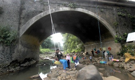 Sejumlah warga memanfaatkan sungai Sungai Ciliwung untuk berwisata di Sempur, Kota Bogor, Jawa Barat, Sabtu (5/1/2019).