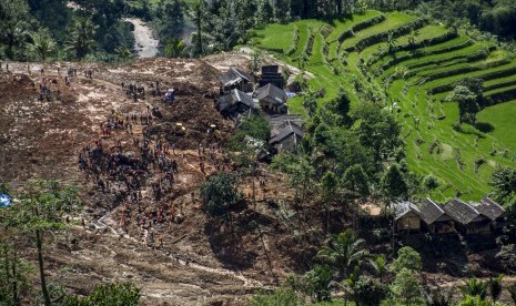 Petugas SAR gabungan bergotong royong berusaha mencari korban yang belum ditemukan pasca bencana tanah longsor di Desa Sirnaresmi, Cisolok, Kabupaten Sukabumi, Jawa Barat, Jumat (4/1/2019).