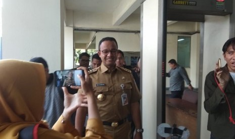 Gubernur DKI Jakarta, Anies Baswedan, mendatangi Kantor Bawaslu, Thamrin, Jakarta Pusat, Senin (7/1). Anies diperiksa Bawaslu terkait dugaan pelangggaran saat acara rapat koordinasi nasional Partai Gerindra pada akhir 2018 lalu. 