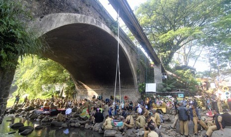 Wali Kota Bogor Bima Arya Sugiarto memberikan pengarahan kepada ASN di bawah kolong Jembatan Sempur, Kota Bogor, Jawa Barat.