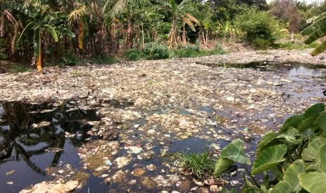 Dinas Lingkungan Hidup Kabupaten Bekasi mengerahkan 16 truk sampai dan dua escavator untuk mengangkut sampah yang menumpuk di Kali Pisang Batu, Kecamatan Tarumajaya, Kabupaten Bekasi, Selasa (8/1). Diketahui, sampah rumah tangga itu menumpuk hingga sepanjang 1,5 kilometer.  