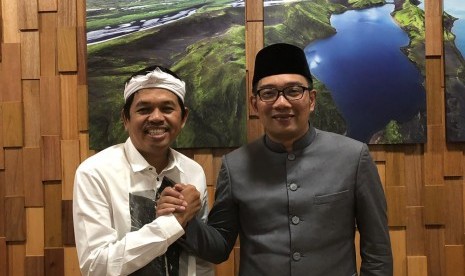 Gubernur Jabar Ridwan Kamil bersama Ketua DPD Golkar Jabar Dedi Mulyadi. 