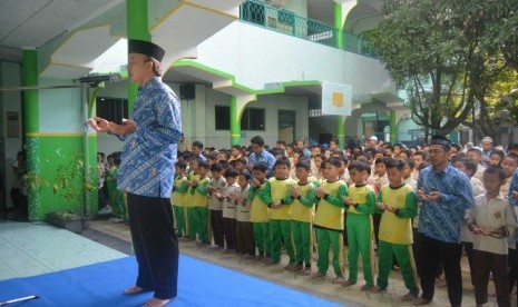 Para guru dan siswa SDIT Nur Hidayah Solo menggelar Aksi Peduli untuk Korban Gempa dan Tsunami Banten dan Lampung, Rabu (9/1). Aksi tersebut berupa melaksanakan sholat ghaib dan mengumpulkan donasi bagi korban bencana tsunami Selat Sunda. 