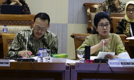 Menteri Kesehatan Nila F. Moeloek (kanan) bersama Direktur Utama BPJS Kesehatan Fachmi Idris (kiri) memberikan paparan saat mengikuti Rapat Dengar Pendapat (RDP) bersama Komisi IX DPR di Kompleks Parlemen, Senayan, Jakarta, Rabu (9/1/2019).